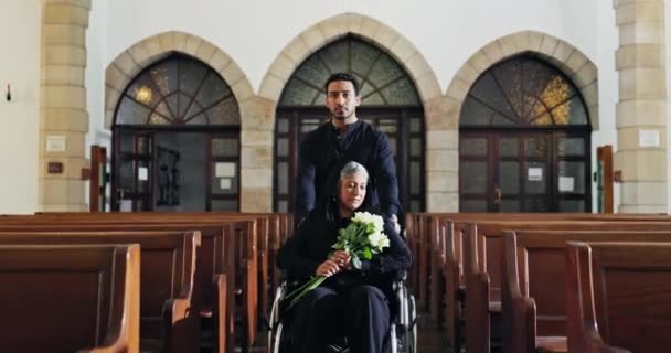 教会のシニア女性 車椅子 悲しい男 そして埋葬式 悲しみや記念礼拝のためのチャペルの障害を持つ人を助けます 花束で死ぬか喪失 — ストック動画