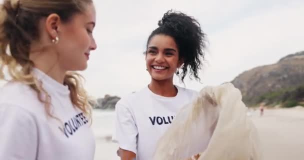 女人和志愿者在海滩上与高5为社区服务 回收塑料瓶子或塑料袋 志愿工作者为拯救地球或海洋而收集垃圾 泥土或垃圾 — 图库视频影像