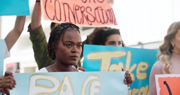 アウトドア 黒人女性 そして抗議するグループ 平和と叫びのための社会正義のポスターと声 戦争を終わらせるための戦士や人権を持つ行進や旗を持つ人々 コミュニティ 活動家 — ストック動画