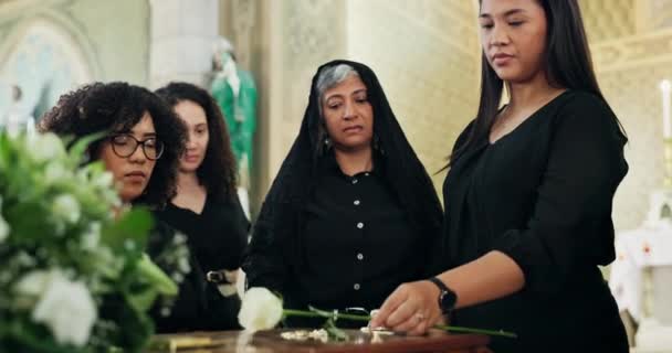 Κηδεία Εκκλησία Οικογένεια Φέρετρο Λουλούδια Στο Μνημόσυνο Για Σεβασμό Υποστήριξη — Αρχείο Βίντεο