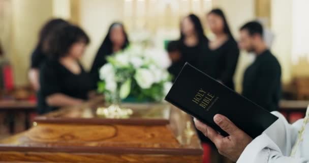 Κηδεία Χέρια Ιερέας Που Διαβάζουν Βίβλο Στην Εκκλησία Επιμνημόσυνη Δέηση — Αρχείο Βίντεο