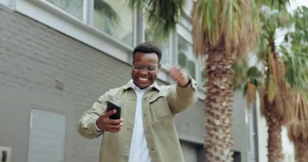 Emocionado Telefone Vencedor Cidade Com Homem Texto Sobre Realização Promoção — Vídeo de Stock