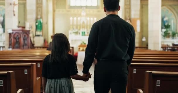 Rodzina Kościół Katolicy Pogrzeb Spacery Niedzielne Nabożeństwo Kondolencje Śmierć Ojciec — Wideo stockowe