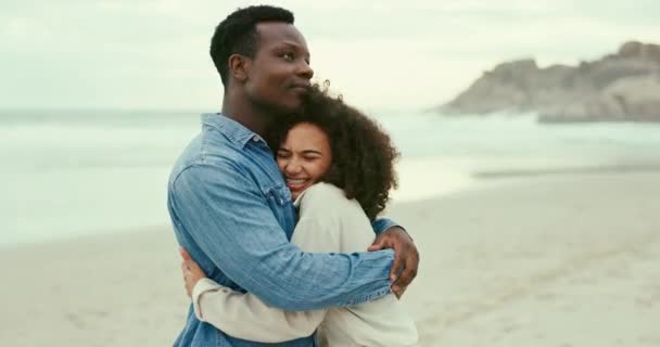 Miłość Uścisk Para Plaży Wakacjach Wakacjach Lub Podróży Romantyczną Randkę — Wideo stockowe