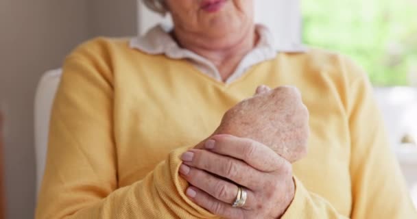 Mulher Idosa Punho Mãos Com Dor Fechamento Lesão Problema Ortopédico — Vídeo de Stock
