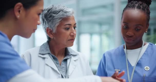 Atención Médica Colaboración Doctores Conversando Con Enfermeras Hospital Para Planificación — Vídeo de stock