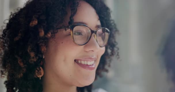 Szczęśliwa Myśląca Bizneswoman Twarzą Wizją Uśmiechem Pracy Biurze Idea Agencja — Wideo stockowe