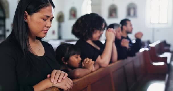 Begräbnis Gottesdienst Und Menschen Der Kirche Die Bei Gedenkfeiern Und — Stockvideo