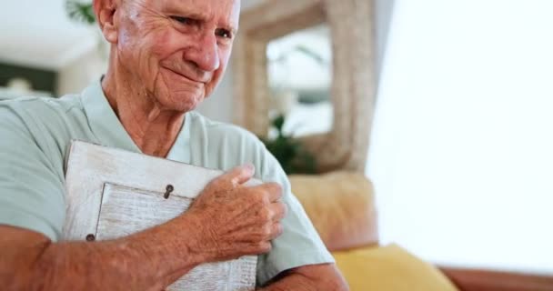 Starszy Mężczyzna Domu Płakać Zdjęciem Ramki Kanapie Dla Wspomnień Żalu — Wideo stockowe