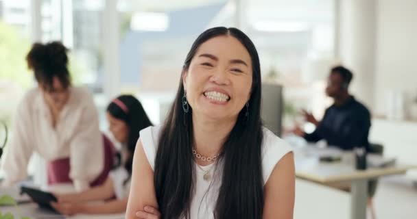 Yüz Kollarını Kavuşturmuş Komik Profesyonel Kendine Güvenen Gülümseyen Bir Kadın — Stok video