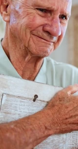 Старший Мужчина Дома Плакать Фотоальбомом Диване Воспоминаний Горем Одиноким Эмоциональным — стоковое видео