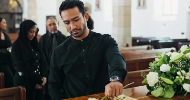 Temetés Koporsó Szomorú Ember Templomban Virágokkal Gyászolással Vagy Gyászolással Emberekkel — Stock videók