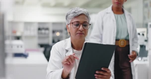 Vetenskap Forskning Och Team Kvinnor Med Tablett För Medicinska Studier — Stockvideo