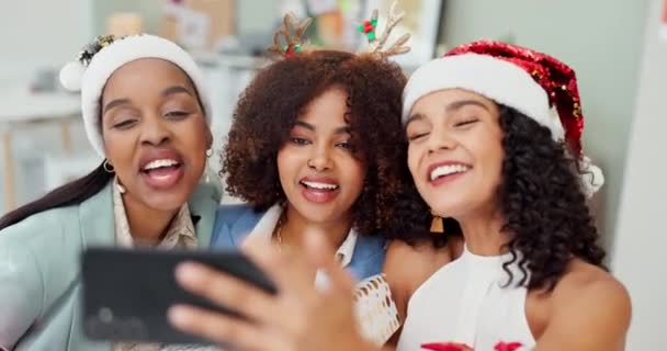 Χριστούγεννα Δουλειά Και Selfie Γυναίκες Φίλους Στη Δουλειά Μαζί Για — Αρχείο Βίντεο