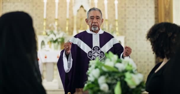 Begravning Senior Eller Präst Talar Kyrkan Eller Minnesstund För Respekt — Stockvideo