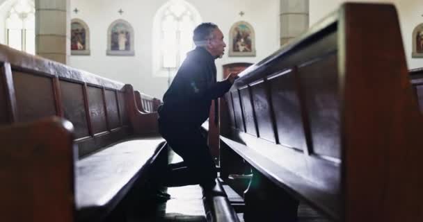 Smutne Człowiek Modląc Się Kościele Wiarą Pogrzebie Nabożeństwo Ceremonii Pamiątkowej — Wideo stockowe