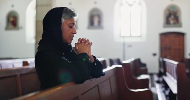 Smutna Niewiasta Modlitwa Kościele Wiarą Pogrzebie Nabożeństwie Ceremonii Żałobnej Religii — Wideo stockowe