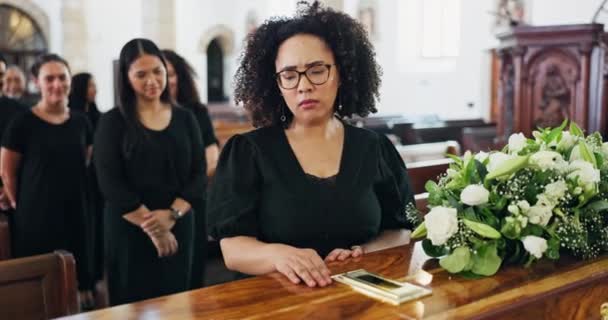 Rakev Pohřeb Smutná Žena Smrtí Smutek Lidé Pohřbu Kostele Květinami — Stock video