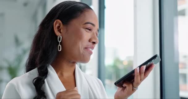 Bizneswoman Rozmowa Przez Telefon Uśmiech Oknie Nowoczesnym Biurze Komunikacji Kontaktu — Wideo stockowe