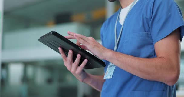 Ruce Zdravotní Sestra Tablet Pro Nemocniční Rozvrh Line Lékařské Záznamy — Stock video