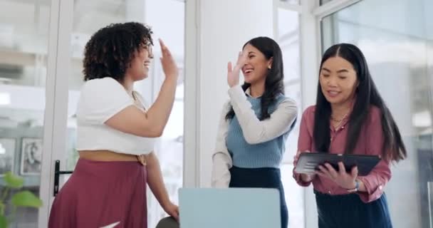 Zakelijke Vrouwen Digitaal High Five Met Samenwerking Teamwork Website Design — Stockvideo