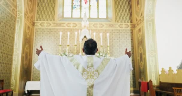 Sacerdote Orando Cristão Para Igreja Católica Mensagem Encorajamento Bênçãos Jesus — Vídeo de Stock