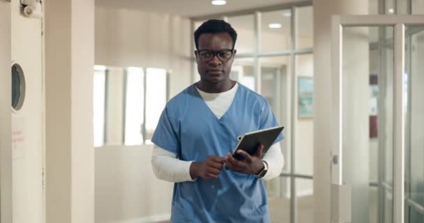 Νοσοκόμα Tablet Και Άνθρωπος Για Σκέψη Σχετικά Την Υγειονομική Περίθαλψη — Αρχείο Βίντεο