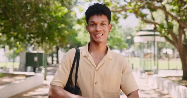 Посмішка Схрещені Руки Обличчя Студента Відкритому Повітрі Університеті Вивчення Стипендії — стокове відео