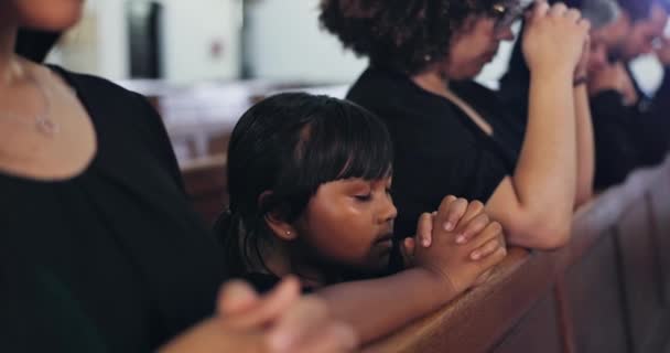 Criança Oração Família Igreja Com Religião Memorial Funeral Para Morte — Vídeo de Stock