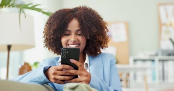 Diseñador Moda Teléfono Mujer Negra Feliz Oficina Para Sitio Web — Vídeos de Stock