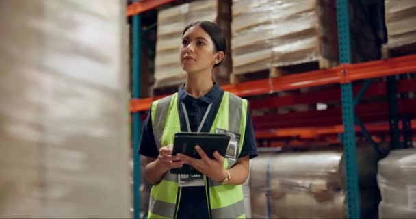 Vrouw Doos Inventaris Inspectie Met Tablet Voor Logistiek Verzending Opslag — Stockvideo