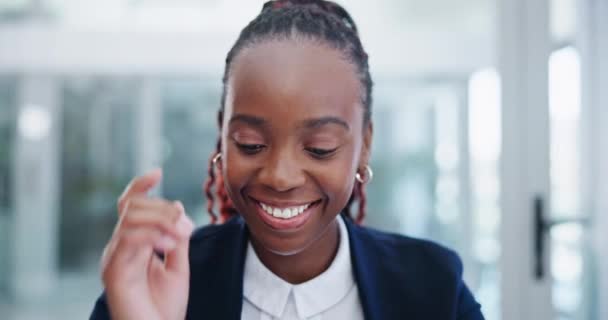 Mujer Africana Abogado Portátil Cargo Con Sonrisa Lectura Negociocon Evidencia — Vídeos de Stock