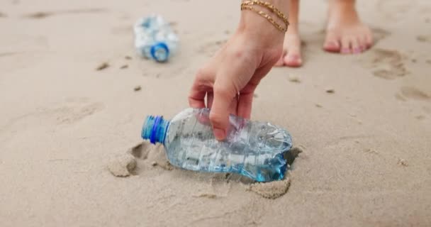 Mensen Handen Strand Met Plastic Fles Voor Recycling Schoonmaak Het — Stockvideo