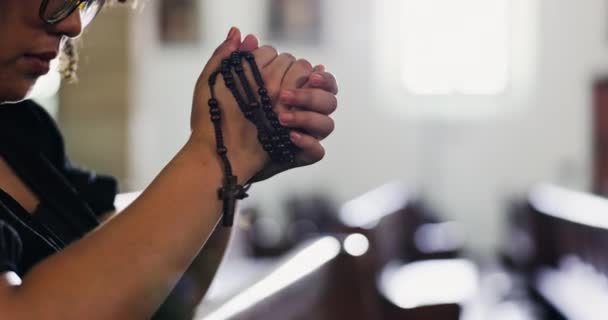 Kobieta Ręce Paciorki Modlitewne Dla Religii Kościelnej Dla Nadziei Lub — Wideo stockowe