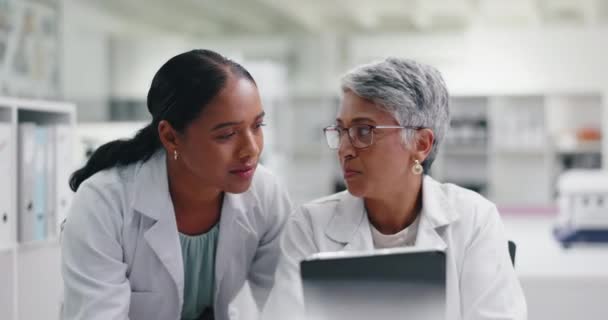 Wetenschapper Tablet Vrouwen Kantoor Voor Internet Planning Klinisch Onderzoek App — Stockvideo