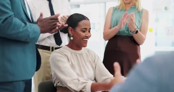 プロモーション サポート オフィスでの成功のためのビジネスの人々との拍手 チームワークと女性 コラボレーション 女性が勝者 お祝い お祝いのために手をつないでいます — ストック動画