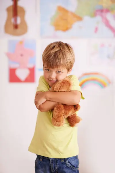 Glücklich Porträt Und Kind Umarmen Teddybär Kindergarten Klasse Und Trost — Stockfoto