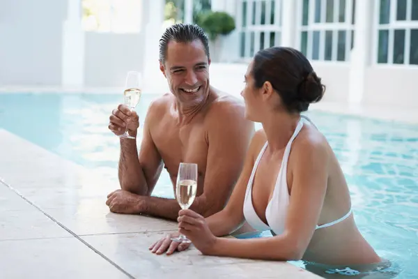 Champagne Hotel Coppia Rilassano Piscina Nuotare Uomo Donna Insieme Alla — Foto Stock