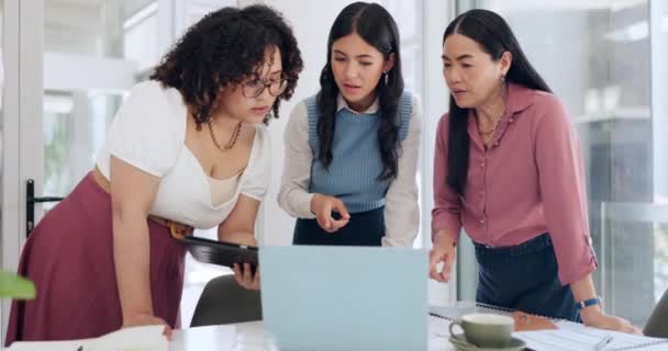 Zakelijke Vrouwen Laptop Onderzoek Met Communicatie Teamwork Website Design Kantoor — Stockvideo