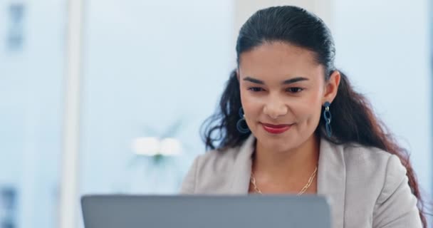 ビジネス ラップトップを持つ女性 笑顔と電子メールでオンライン読書と意思決定と選択 従業員 Prコンサルタントとコンピュータと選択肢と会社のブログ — ストック動画