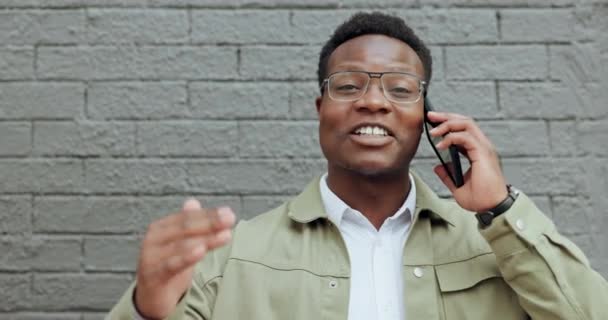 Uomo Affari Telefonata Felice Città Parlare Ascoltare Conversare Ridendo Strada — Video Stock