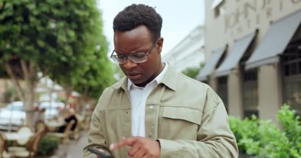 Negócios Cidade Homem Negro Com Telefonema Estresse Internet Com Conexão — Vídeo de Stock