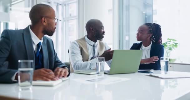 Pessoas Negócios Homem Discussão Reunião Com Laptop Feedback Projeto Planejamento — Vídeo de Stock