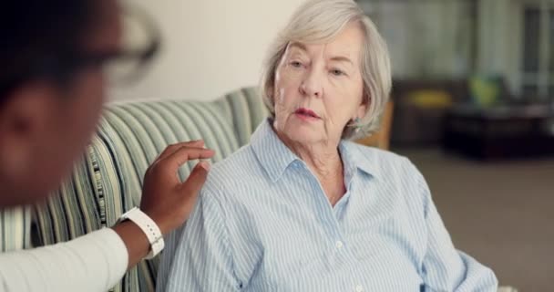 Senior Vrouw Ondersteuning Door Zorgverlener Overleg Voor Zorgdiscussie Conversatie Luisteren — Stockvideo