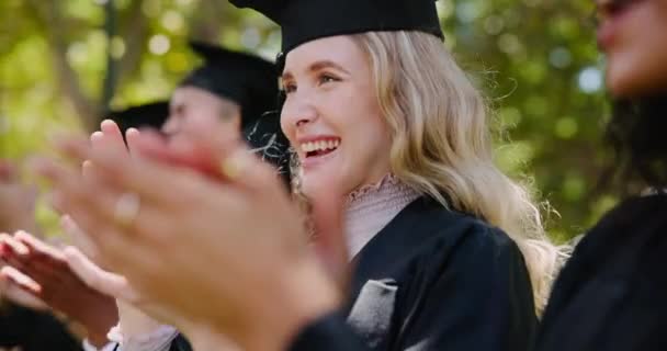 Aplausos Formatura Estudantes Campus Faculdade Universidade Para Celebrar Diploma Escola — Vídeo de Stock