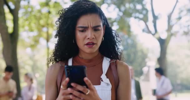 Üniversite Akıllı Telefon Kampüsteki Kızgın Öğrenci Nternette Zorbalık Dedikodu Kötü — Stok video