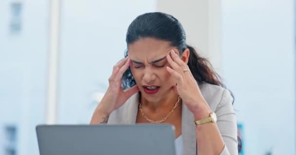 Mujer Negocios Estrés Dolor Cabeza Computadora Para Editar Leer Planificar — Vídeo de stock
