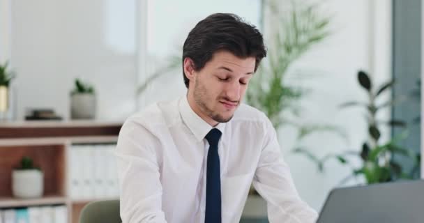 Stres Sakit Kepala Dan Pengusaha Kantor Dengan Laptop Kesalahan Atau — Stok Video