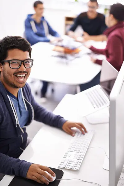 創造的なスタートアップ オフィスの開発でコンピュータで幸せな男 肖像画と笑う 職場でのテクノロジーやデジタルキャリアに笑顔で男性 オタク オタクの顔 — ストック写真