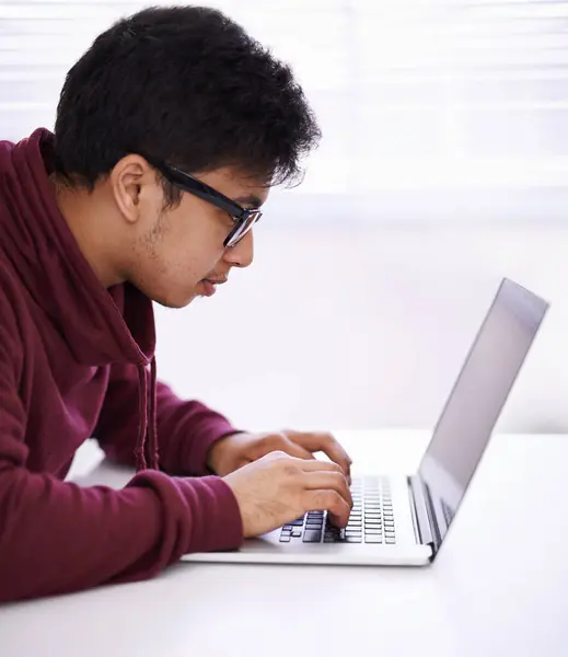 专注和打字与笔记本电脑研究 开发或创造性的创业在办公桌上的办公桌上 书呆子或年轻的书呆子 在计算机上具有通过电子邮件 网络或交流的视力 — 图库照片